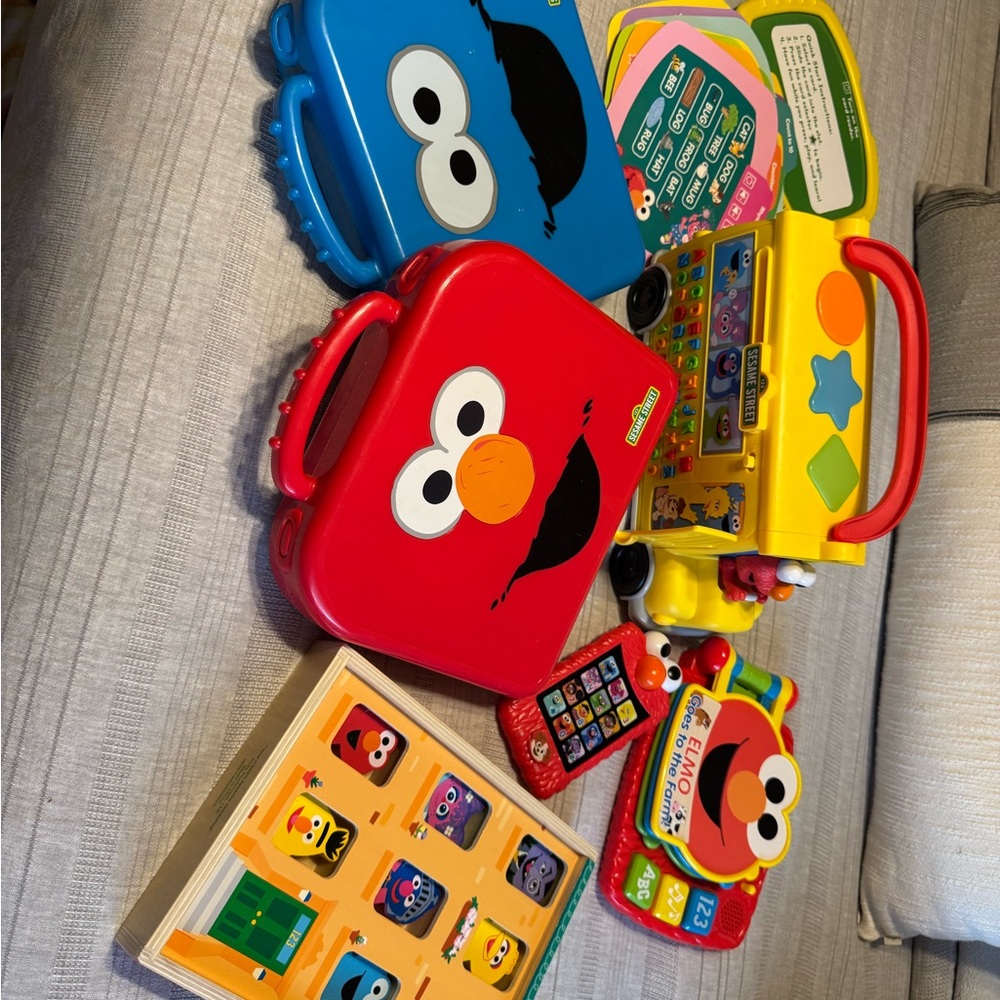 Sesame Street Elmo and Friends Learning Set - Red, Blue, Yellow